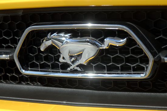 2015 Mustang front logo